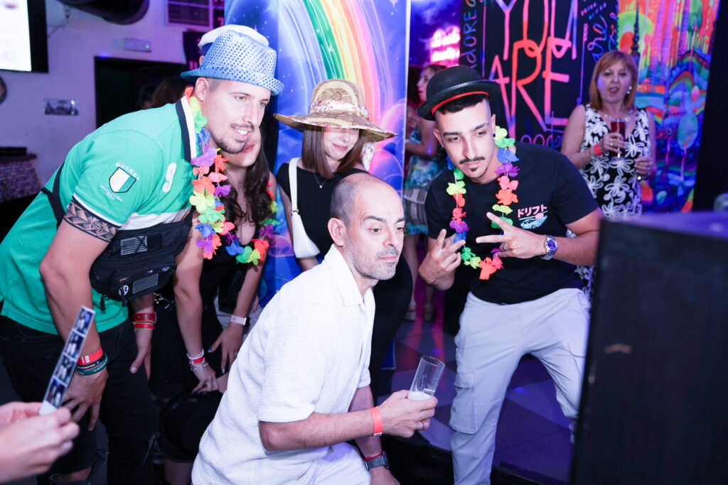 Grupo de amigos en fiesta colorida.