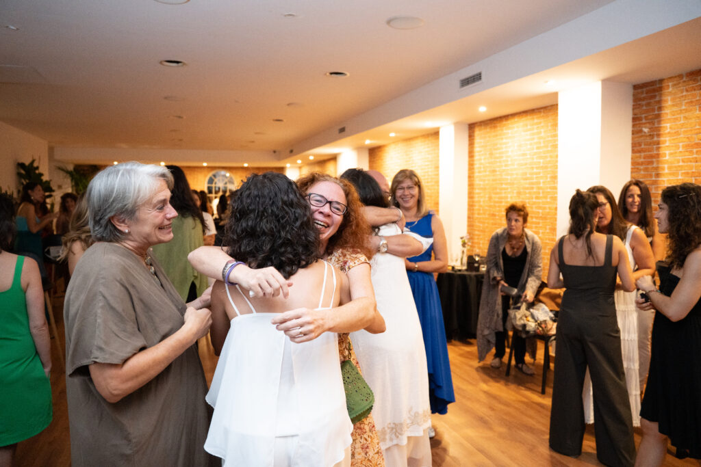 Mujeres abrazándose en una fiesta.