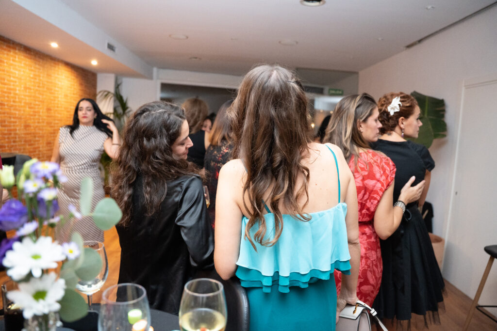 Mujeres en una celebración elegante.