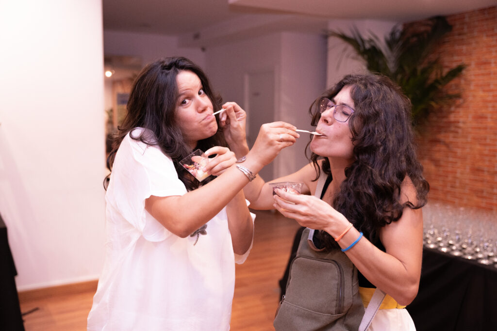 Amigas compartiendo un postre juntas.