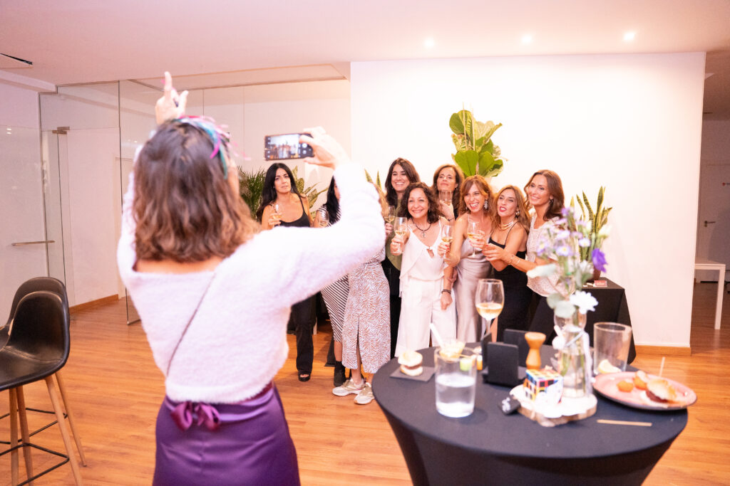 Grupo de mujeres en celebración.